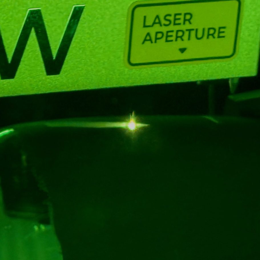 Detailfoto: Laser beim gravieren