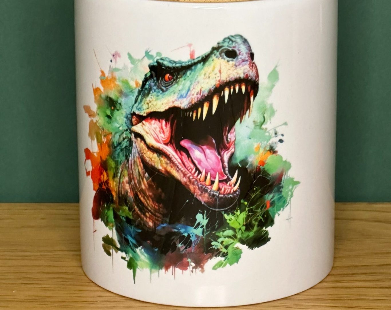 Spardose aus Keramik mit Dino Motiv und abnehmbarem Holzdeckel mit Schlitz.