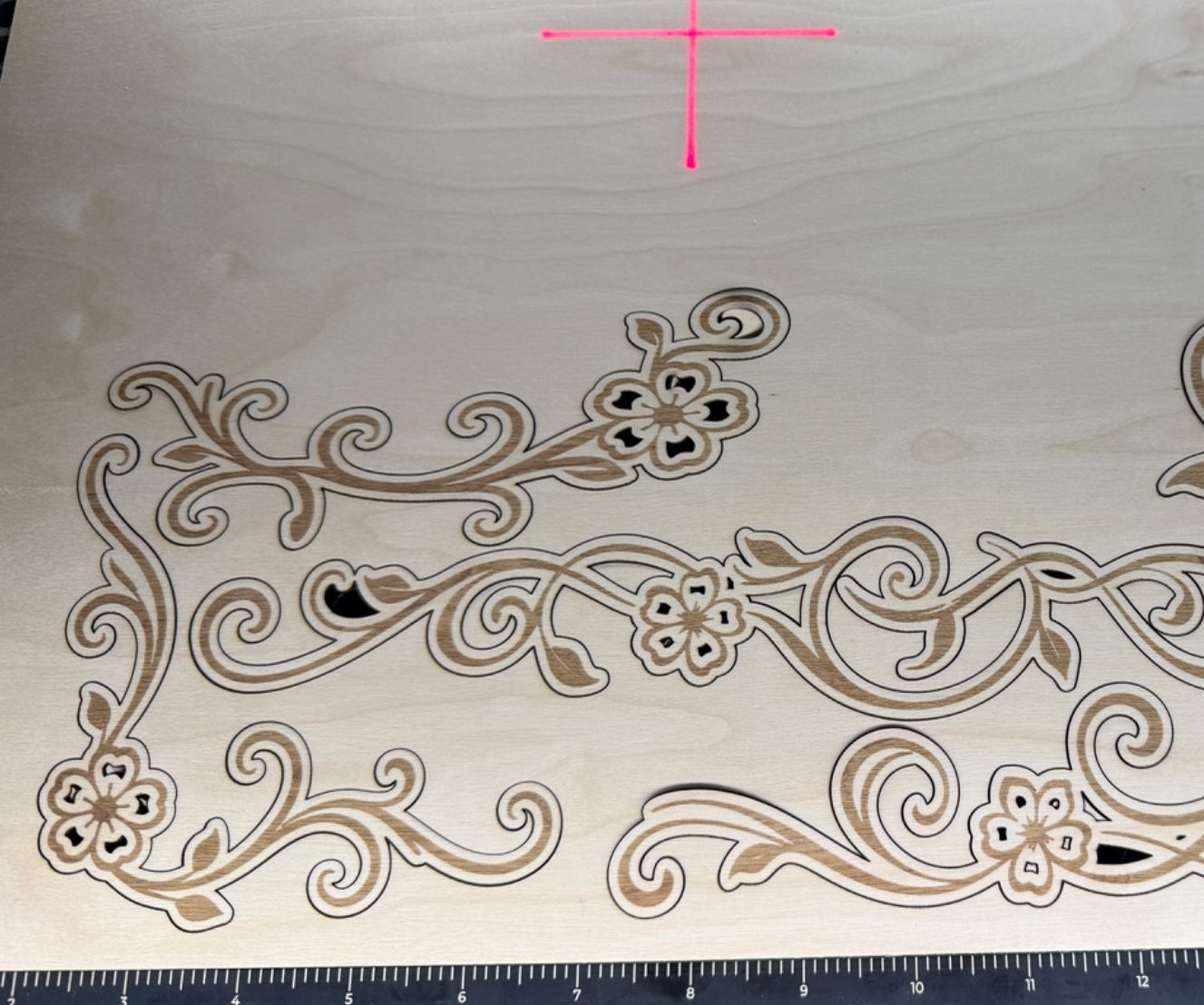 Holzplatte mit graviertem Blumenrankenmotiv