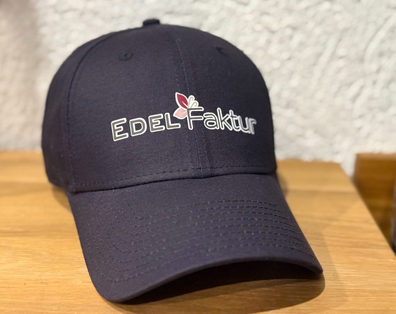 blaue Cap mit Firmenlogo Edelfaktur